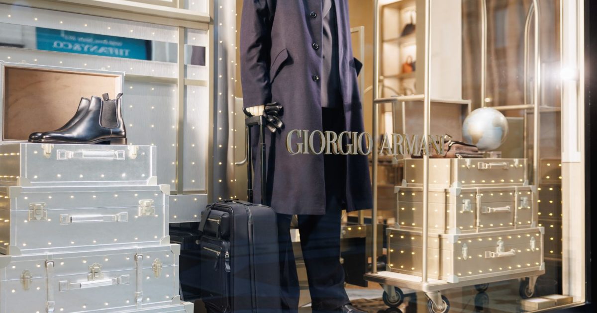 Armani planeja expansão em bolsas e hotelaria antes de venda de 15% da marca, dizem fontes