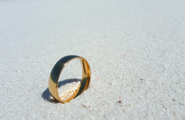 Aliança de casamento na areia