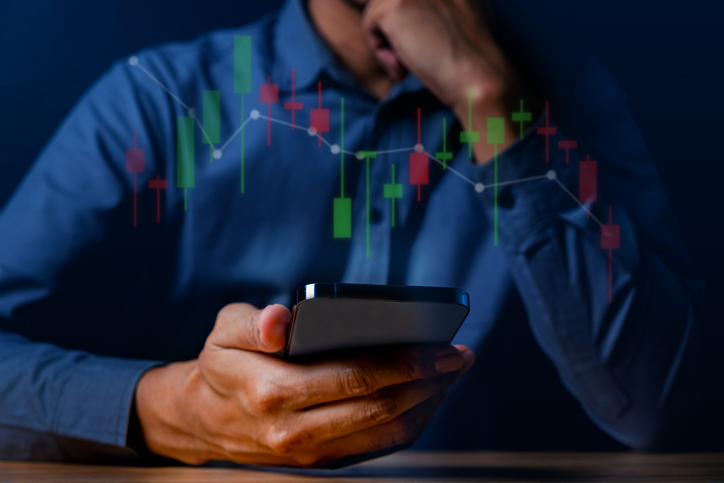 imagem de empresário usando smartphone móvel analisando dados de vendas e gráfico econômico gráfico que está caindo para ilustrar guia sobre spread