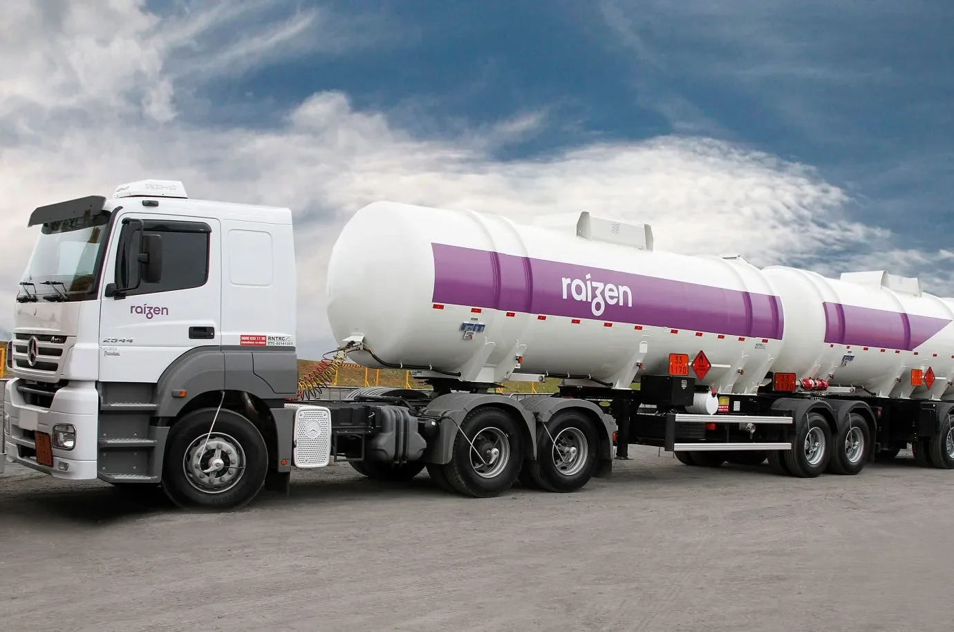 Caminhão de transporte de combustíveis da Raízen