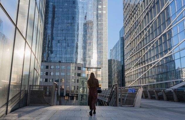 Prédios de escritórios no distrito comercial de La Defense, em Paris, para ilustrar reportagem sobre bitributação