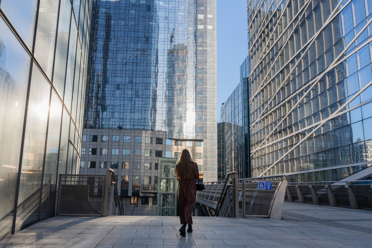 Prédios de escritórios no distrito comercial de La Defense, em Paris, para ilustrar reportagem sobre bitributação