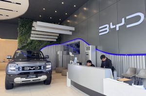 Um veículo BYD em um showroom na cidade de Makati, Filipinas