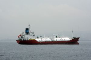 Navio trafega pelo Estreito de Ormuz. Irã fechou a passagem pela rota marítima e passou a cobrar pedágio