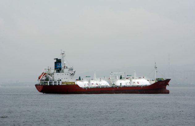 Navio trafega pelo Estreito de Ormuz. Irã fechou a passagem pela rota marítima e passou a cobrar pedágio