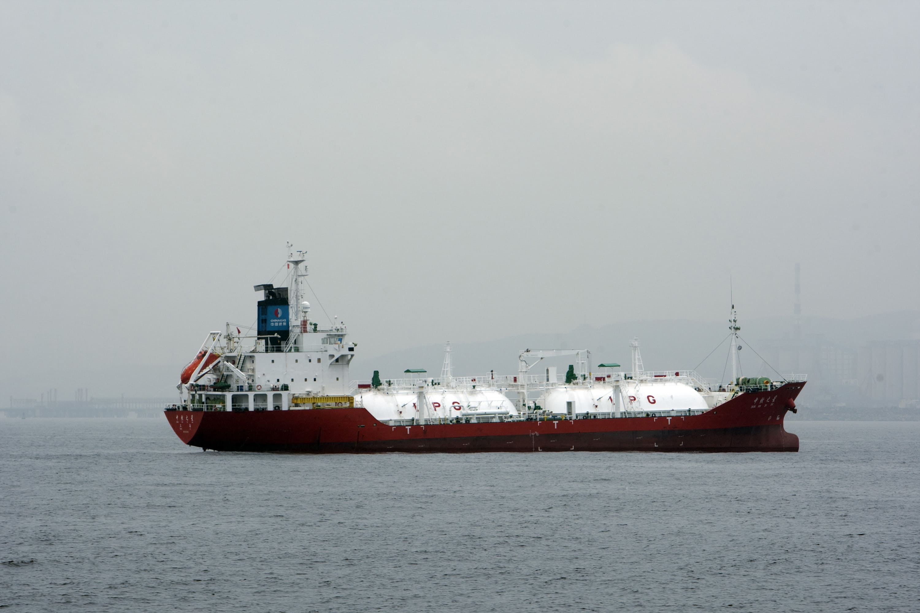 Navio trafega pelo Estreito de Ormuz. Irã fechou a passagem pela rota marítima e passou a cobrar pedágio