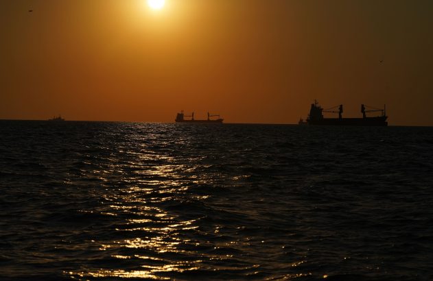 Navios no Estreito de Ormuz