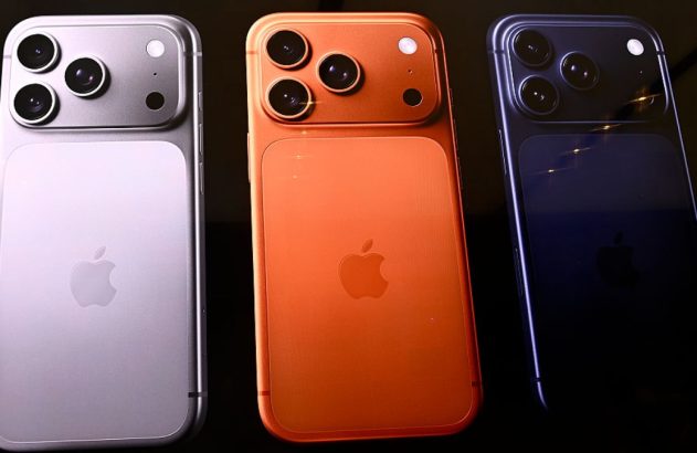imagem de três modelos de iPhone em exposição em uma Apple Store para ilustrar reportagem sobre o iphone 18