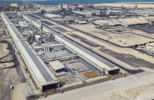 Planta industrial de alumínio da Emirates Global Aluminium de Al Taweelah