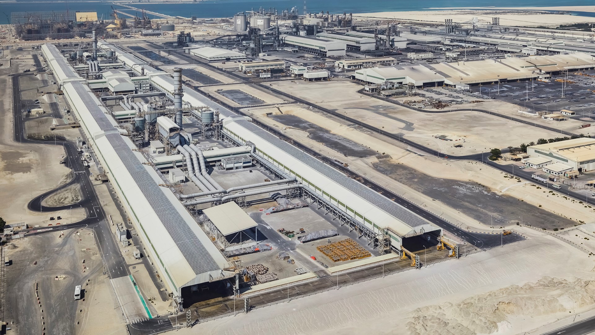 Planta industrial de alumínio da Emirates Global Aluminium de Al Taweelah