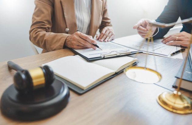 Contador e cliente fazendo reunião em uma sala