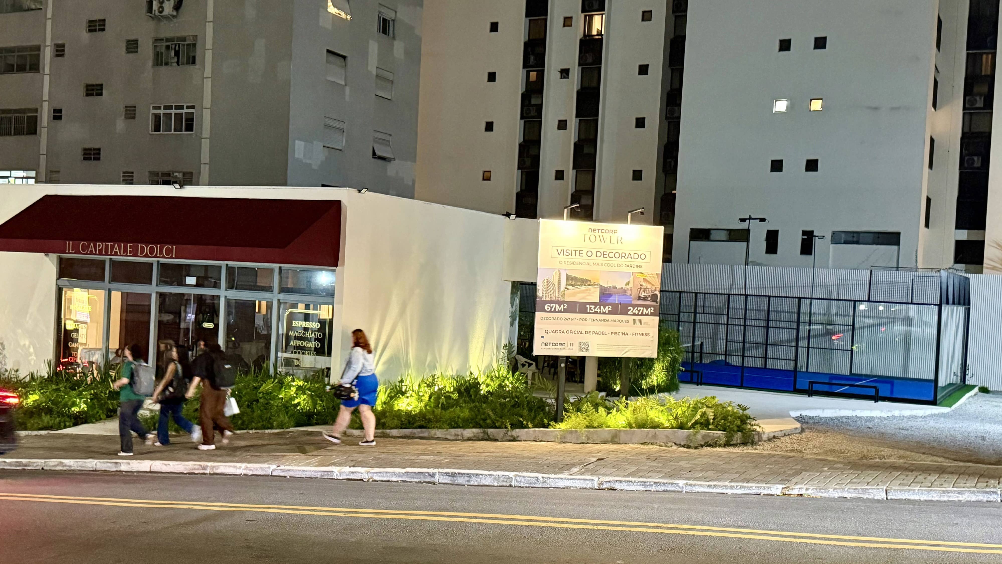 Estande de vendas da Netcorp, em São Paulo, com café e quadra de padel 