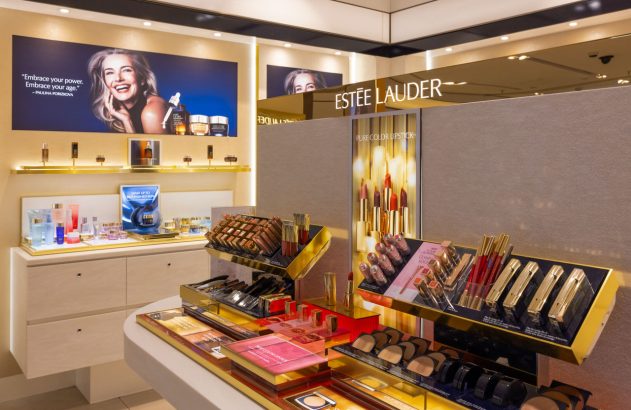 Maquiagem da Estée Lauder em exibição