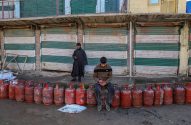 Indianos em fila para conseguir gás de cozinha