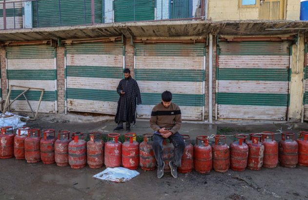 Indianos em fila para conseguir gás de cozinha