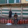 Indianos em fila para conseguir gás de cozinha