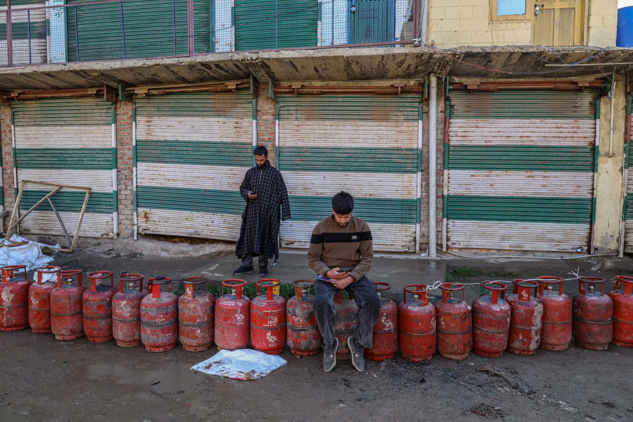 Indianos em fila para conseguir gás de cozinha