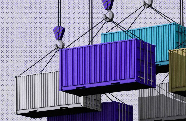 Contêineres sendo içados num porto