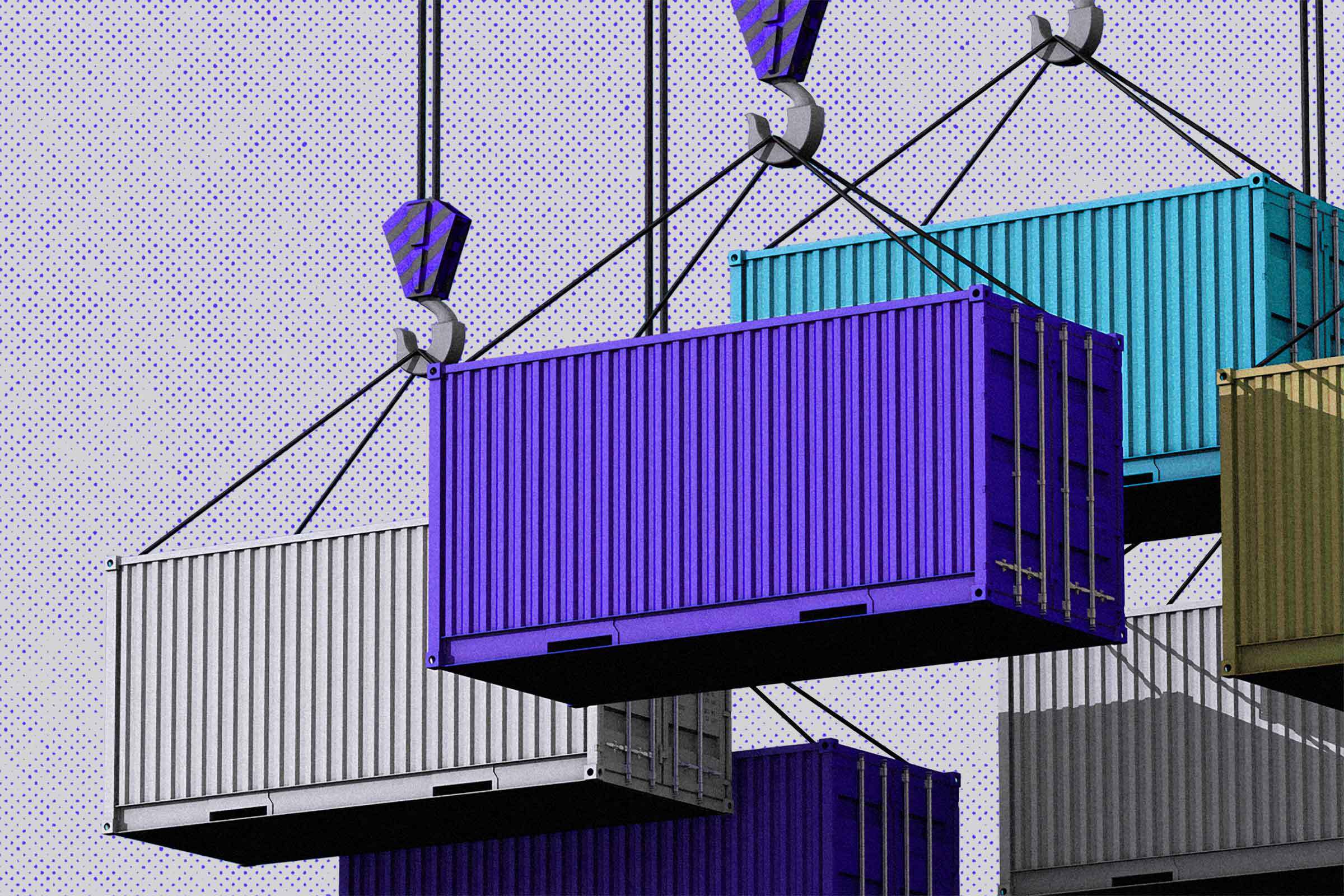 Contêineres sendo içados num porto