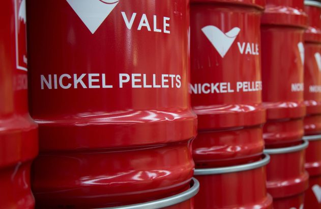 Na foto, pelotas de níquel armazenadas em latões vermelhos, com logomarca da Vale, no Armazém Principal.