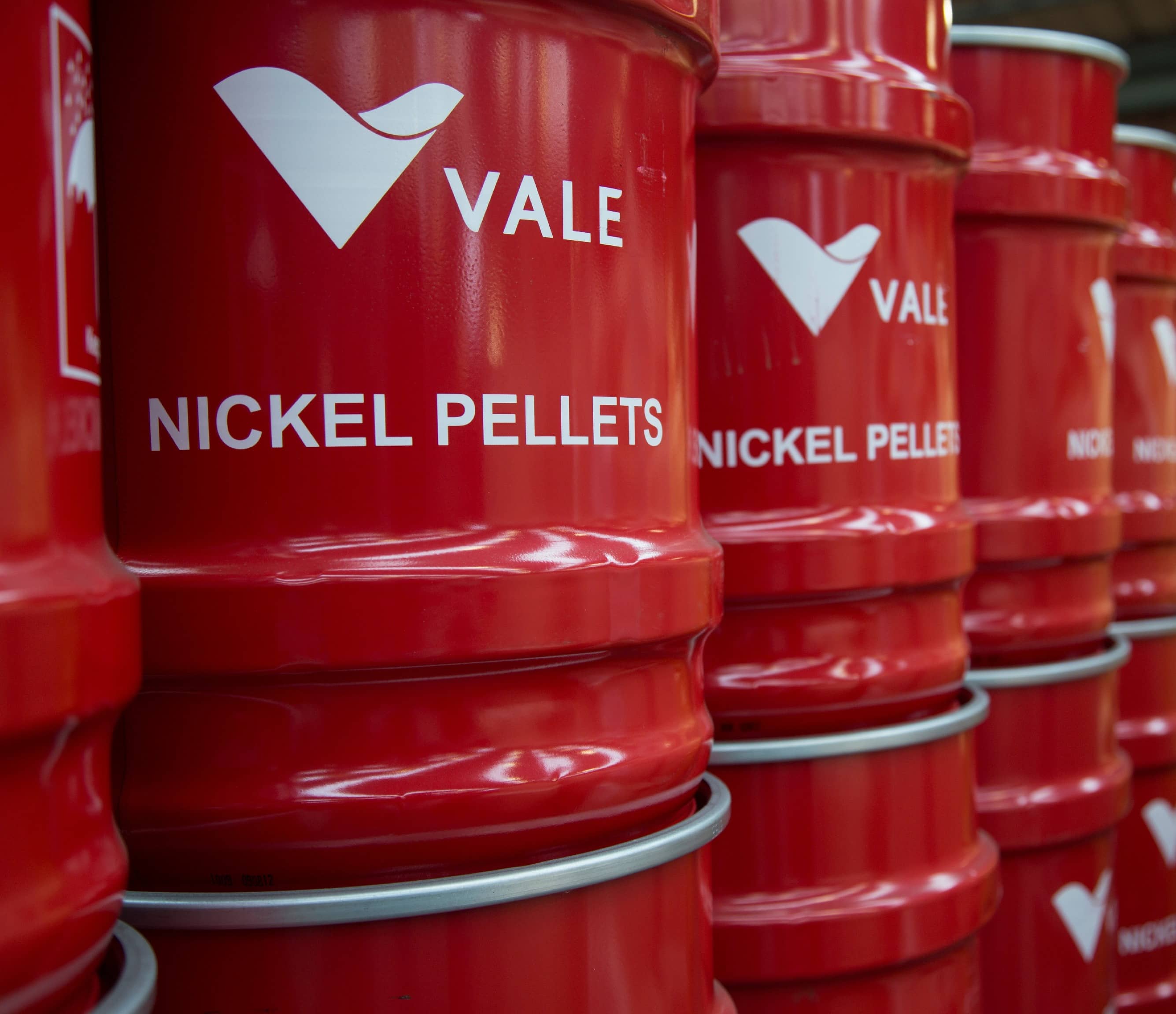 Na foto, pelotas de níquel armazenadas em latões vermelhos, com logomarca da Vale, no Armazém Principal.