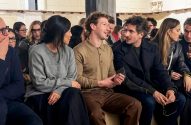 Mark Zuckerberg e Priscilla Chan na primeira fila do desfile da Prada em Milão; ao lado do CEO da Meta está Lorenzo Bertelli, executivo da grife italiana e filho de Miuccia Prada