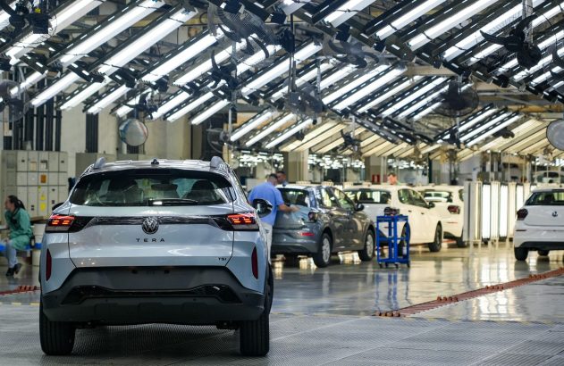 Modelo Tera da Volkswagen em linha de produção da montadora alemã no Brasil