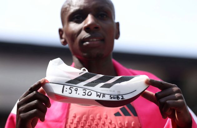 Sebastian Sawe, da equipe do Quênia, comemora com seu tênis Adidas após conquistar um novo recorde mundial na Maratona de Londres 2026 (Getty Images via Bloomberg)