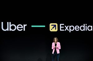 Ariane Gorin, CEO da Expedia, durante evento em Nova York de anúncio de parceria com a Uber (Foto: Gabby Jones/Bloomberg)