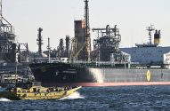 Navio petroleiro atracado em refinaria no polo industrial de Keihin, em Yokohama, Japão (Foto: Bloomberg)