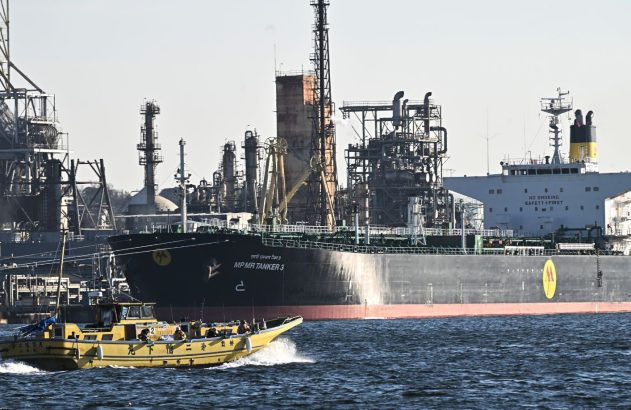 Navio petroleiro atracado em refinaria no polo industrial de Keihin, em Yokohama, Japão (Foto: Bloomberg)