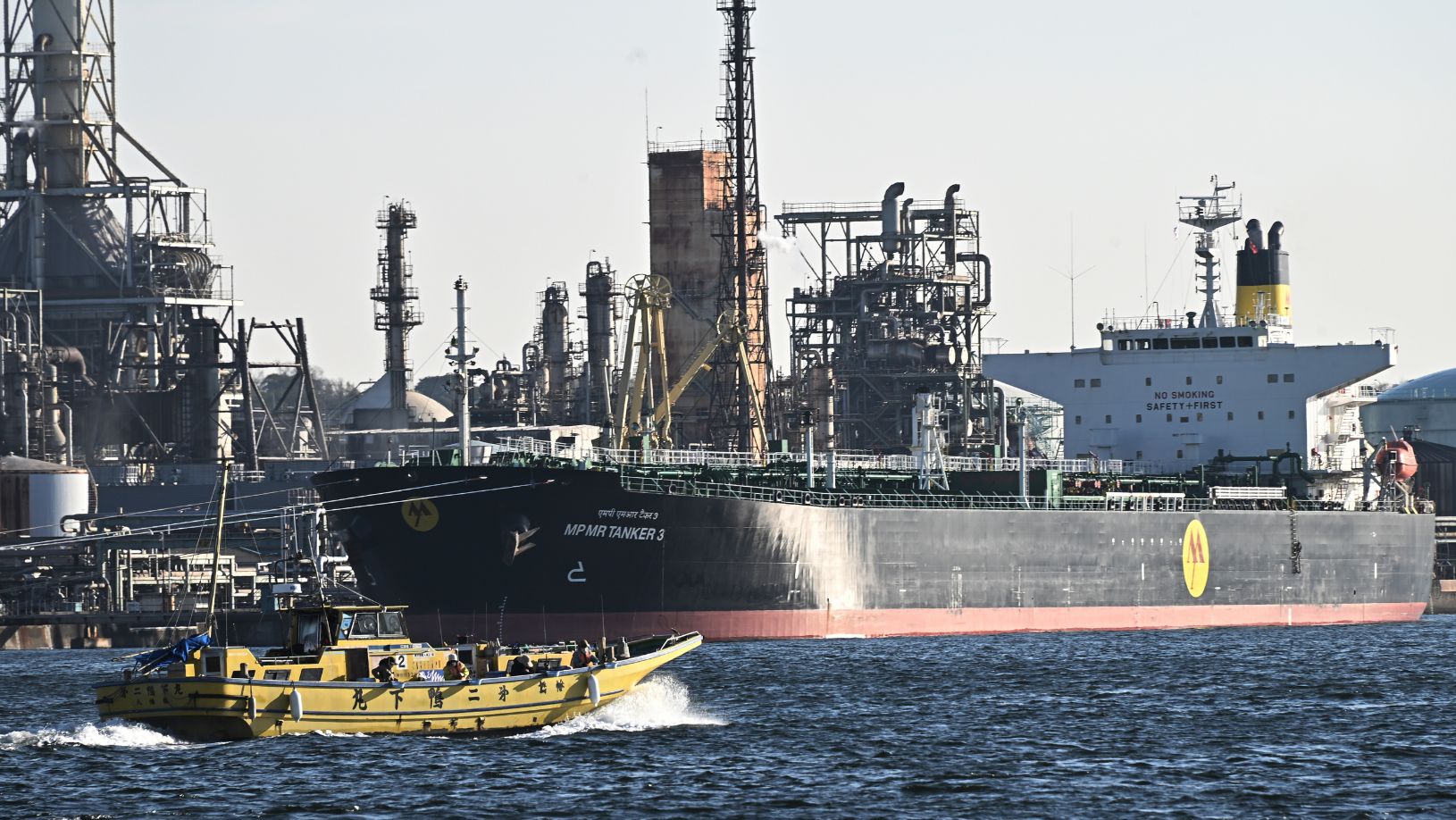 Navio petroleiro atracado em refinaria no polo industrial de Keihin, em Yokohama, Japão (Foto: Bloomberg)