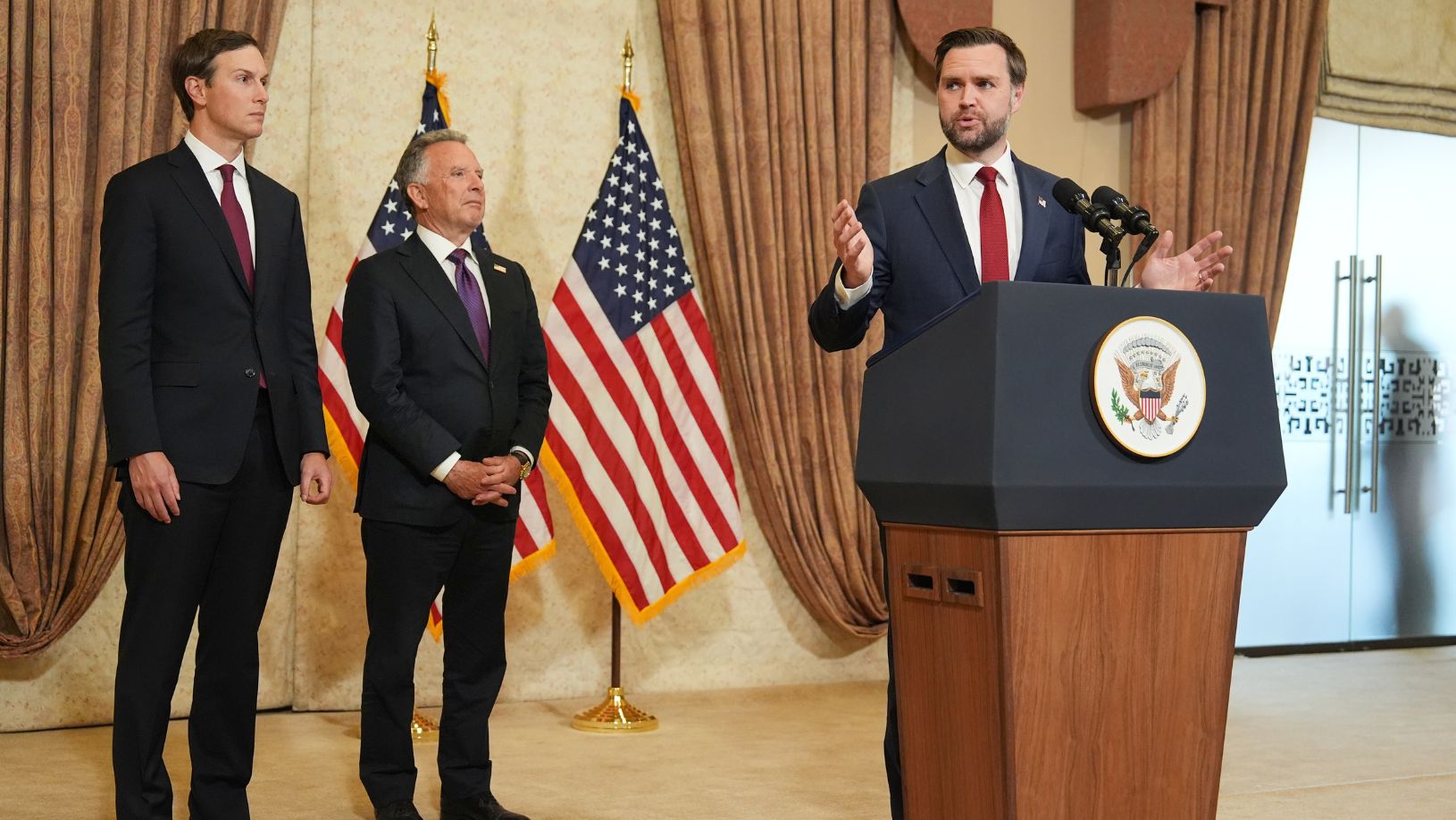 JD Vance, vice-presidente ameriacano, fala sobre fim da negociação de paz com o Irã, no Paquistão (Foto: Photo by Jacquelyn Martin - Pool/Getty Images)