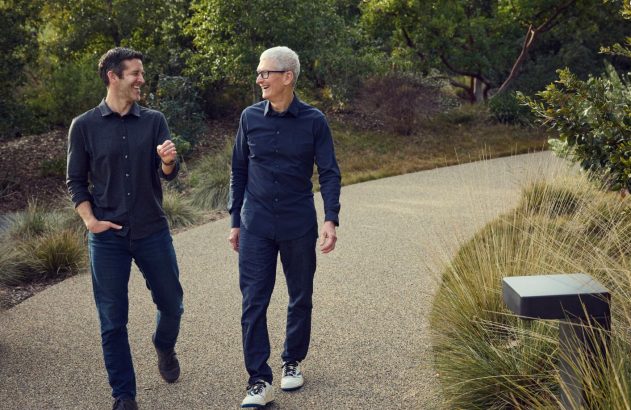 Ternus e Cook: transição planejada na Apple (foto: Apple/ Bloomberg)