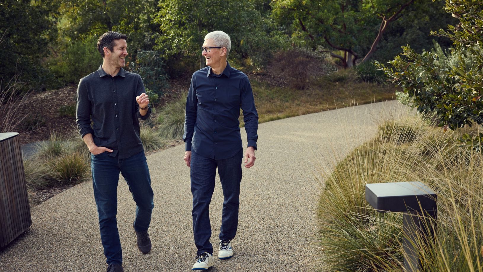 Ternus e Cook: transição planejada na Apple (foto: Apple/ Bloomberg)