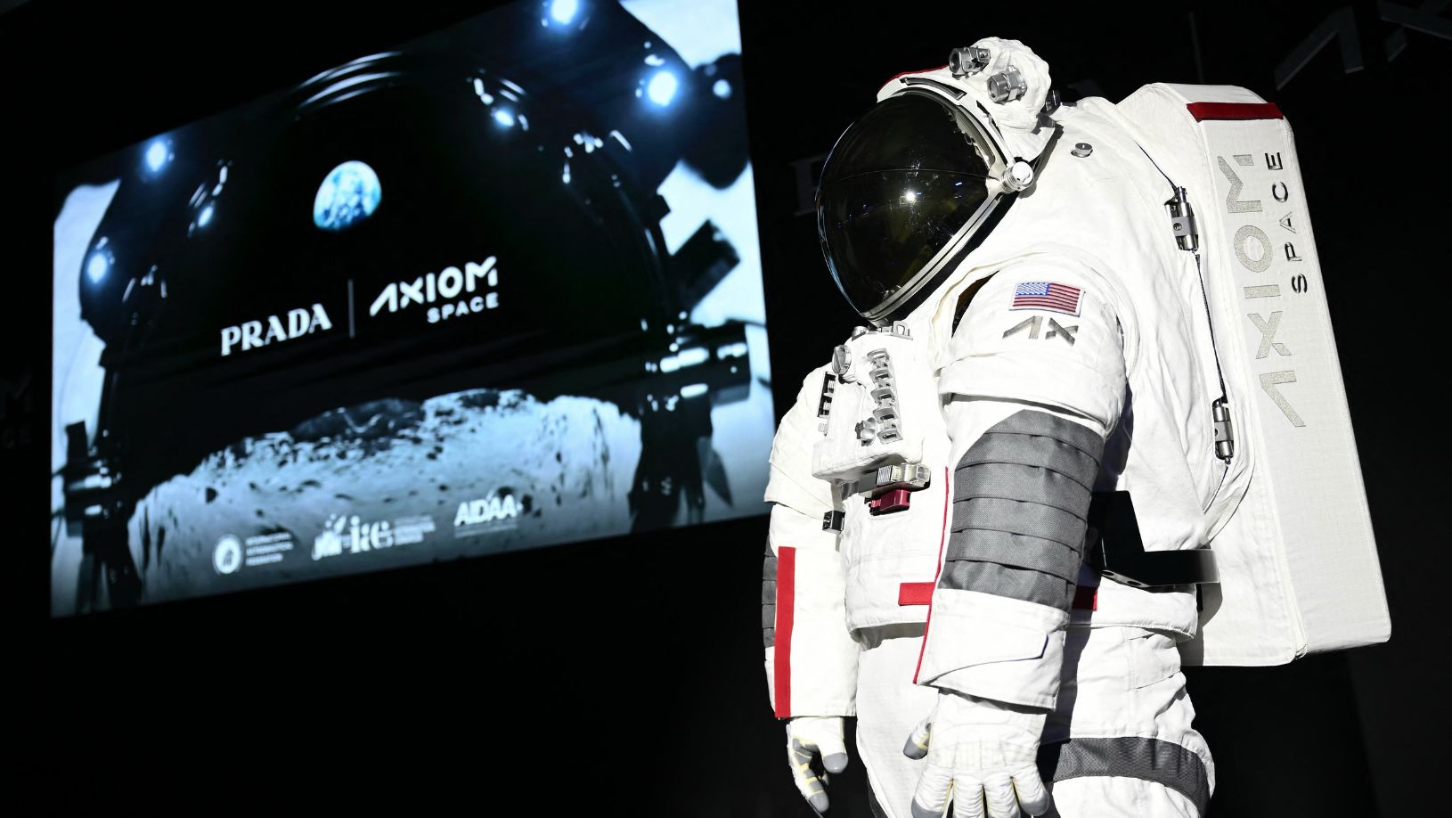 A Axiom anunciou uma parceria com a grife italiana Prada para produzir os trajes