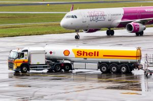 Caminhão tanque abastecendo avião no aeroporto