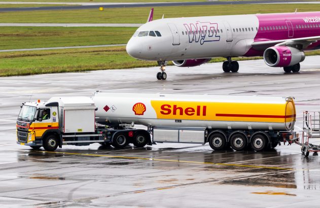 Caminhão tanque abastecendo avião no aeroporto