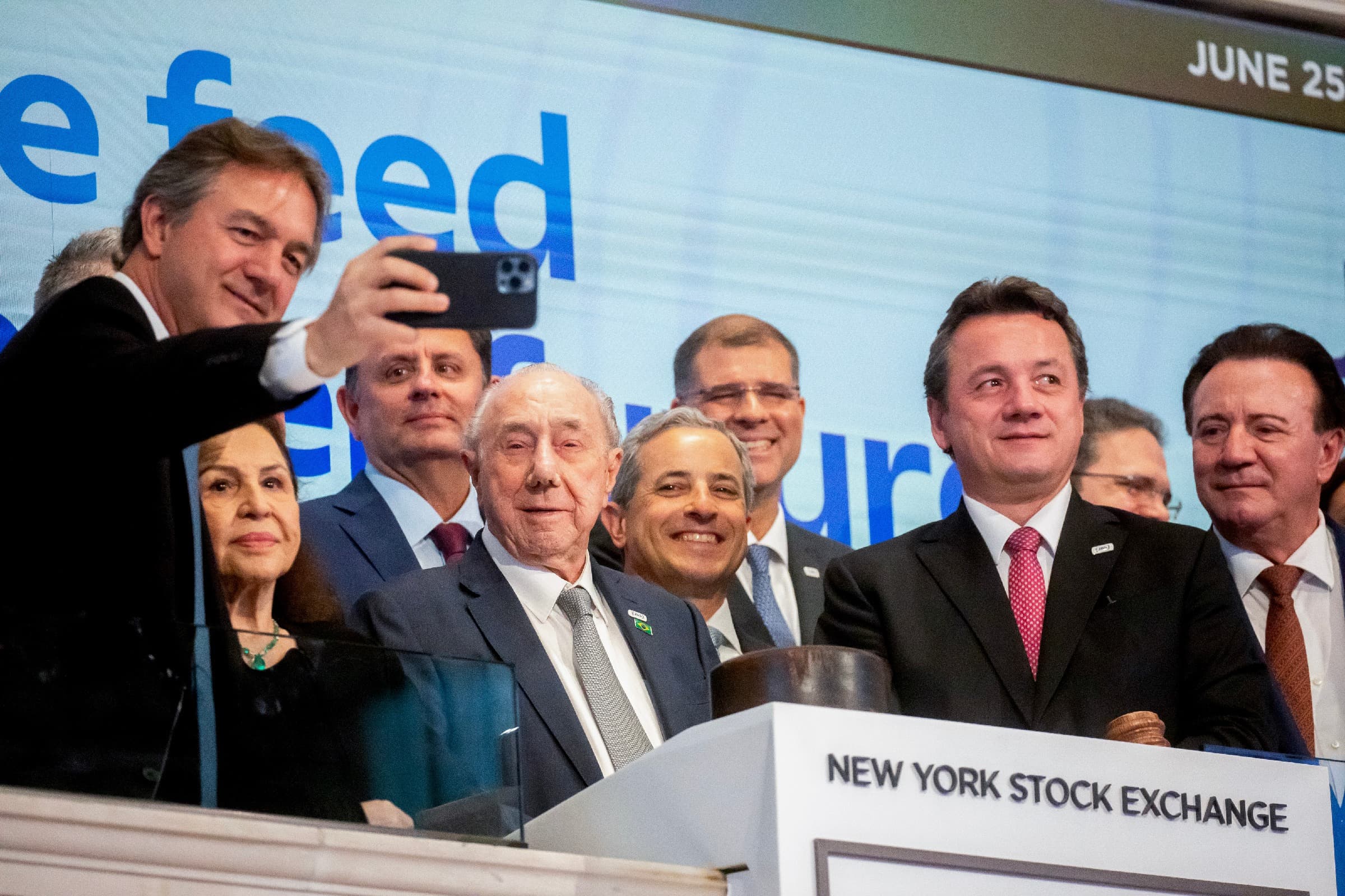 Júnior Friboi (último à direita) durante comemoração do IPO da JBS em Nova York
