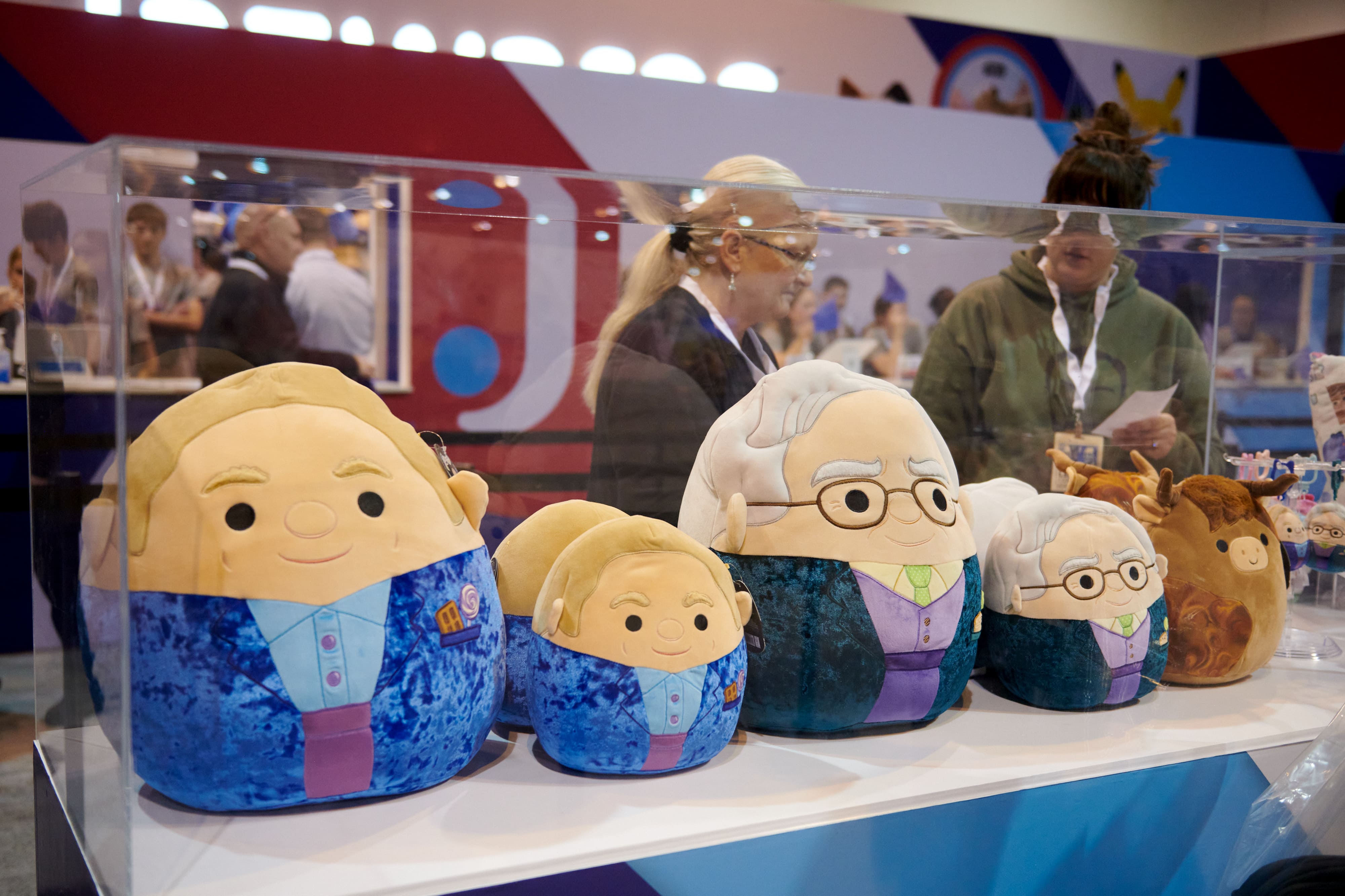 Bonecos de pelúcia de Buffett e Chalie Munger na convenção da Berkshire Hathaway