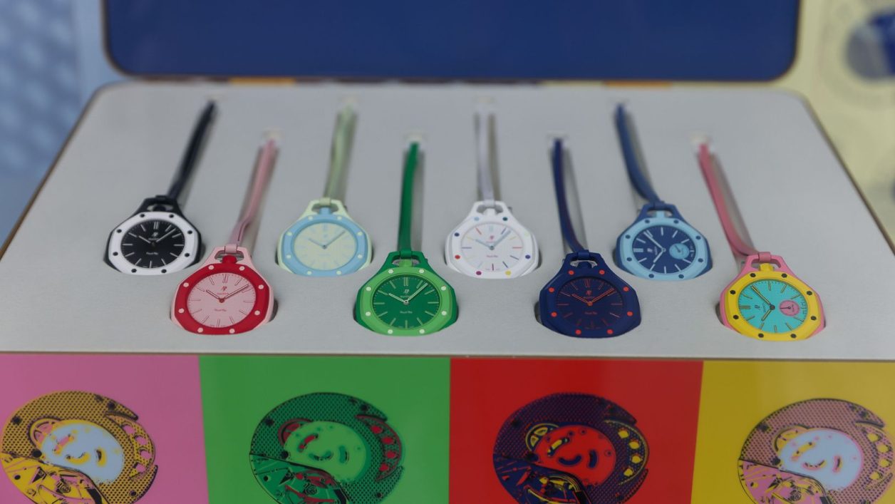 Versões de relógio de bolso pop art inspiradas no Royal Oak, da Audemars Piguet; peças custam entre US$ 400 e US$ 420 (Bloomberg)