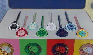 Versões de relógio de bolso pop art inspiradas no Royal Oak, da Audemars Piguet; peças custam entre US$ 400 e US$ 420 (Bloomberg)