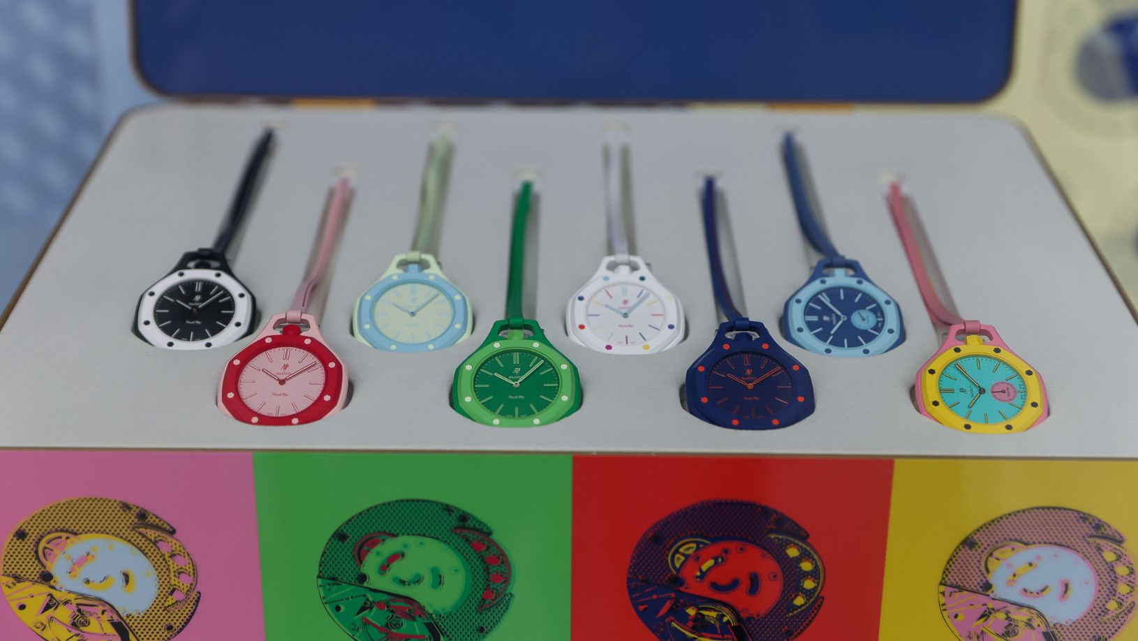 Versões de relógio de bolso pop art inspiradas no Royal Oak, da Audemars Piguet; peças custam entre US$ 400 e US$ 420 (Bloomberg)