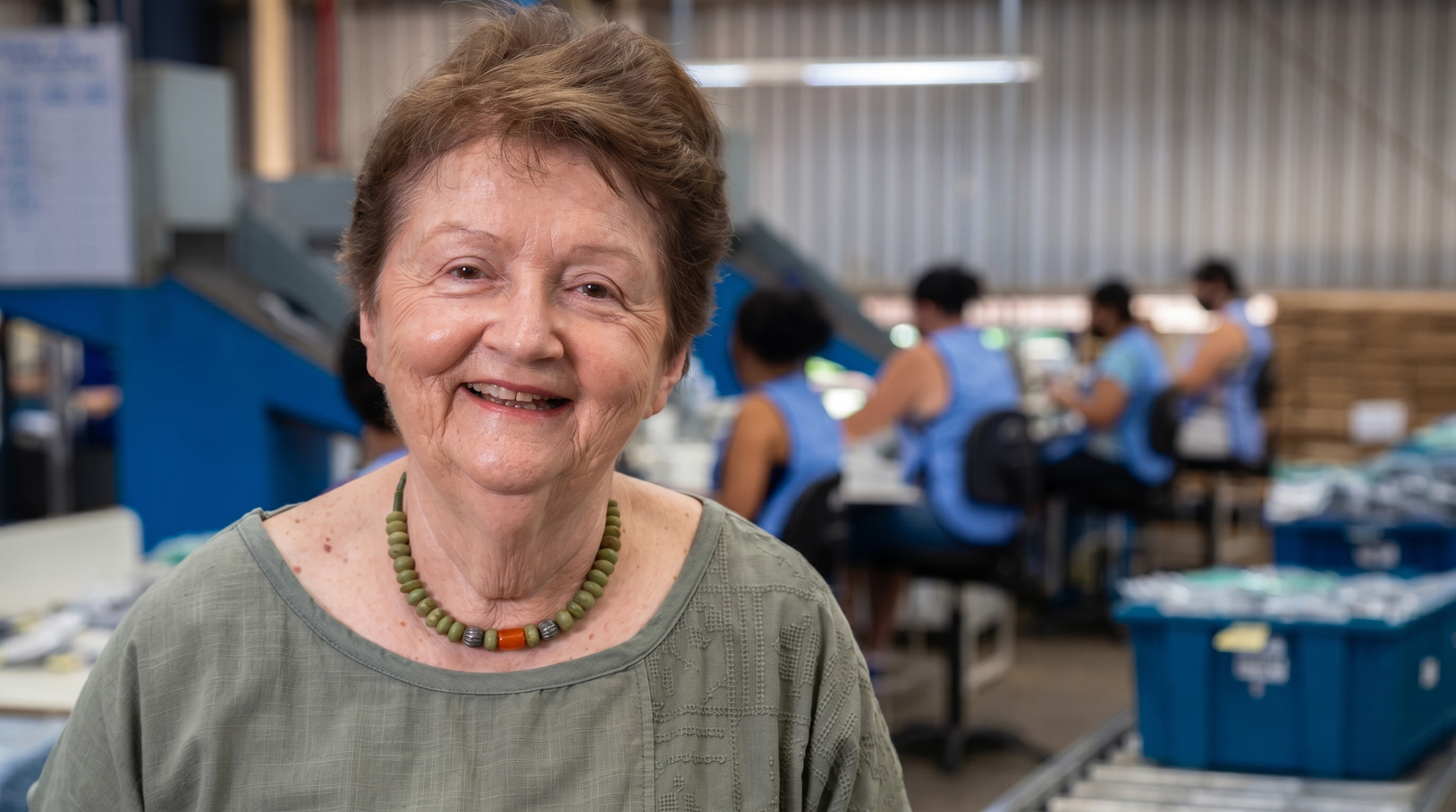 Mulher sorridente em ambiente de trabalho.