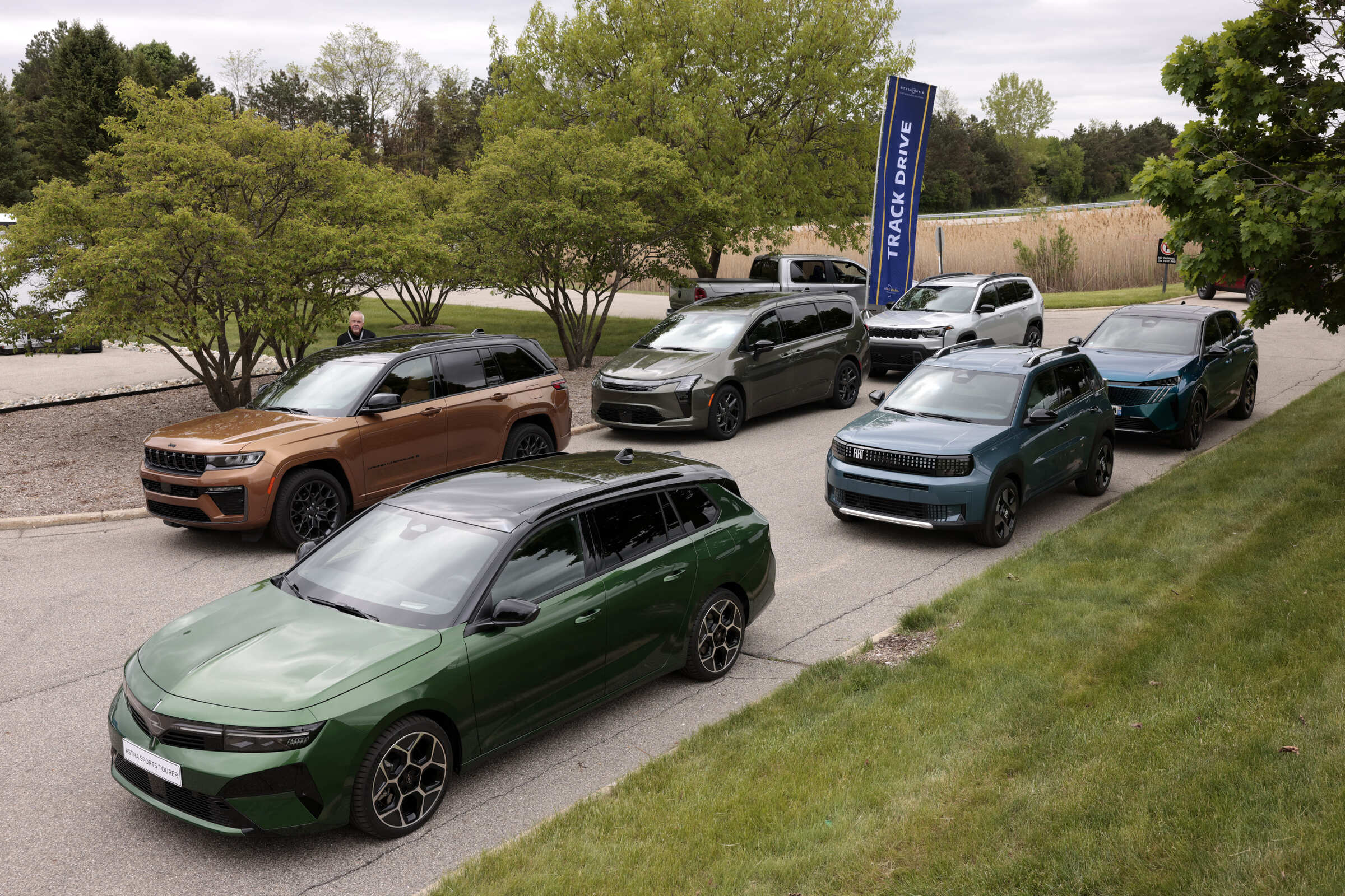 Novos modelos de marcas como Opel, Jeep, Fiat, Chrysler e Peugeot, com diferentes focos regionais e de perfil de consumidor: portfólio da Stellantis (Foto: Divulgação)