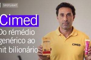 Homem segurando produtos da Cimed