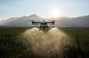 Drone pulverizando campo agrícola