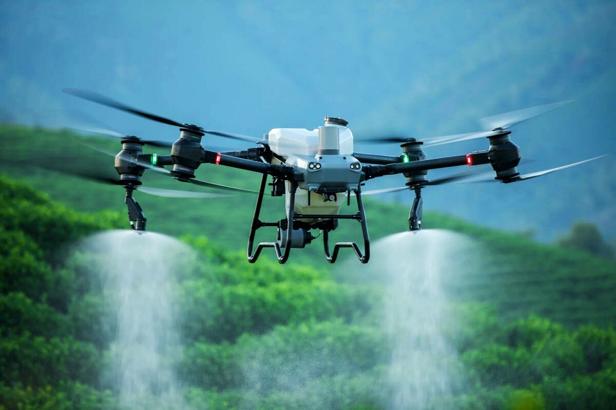 Drone pulverizando em campo agrícola.