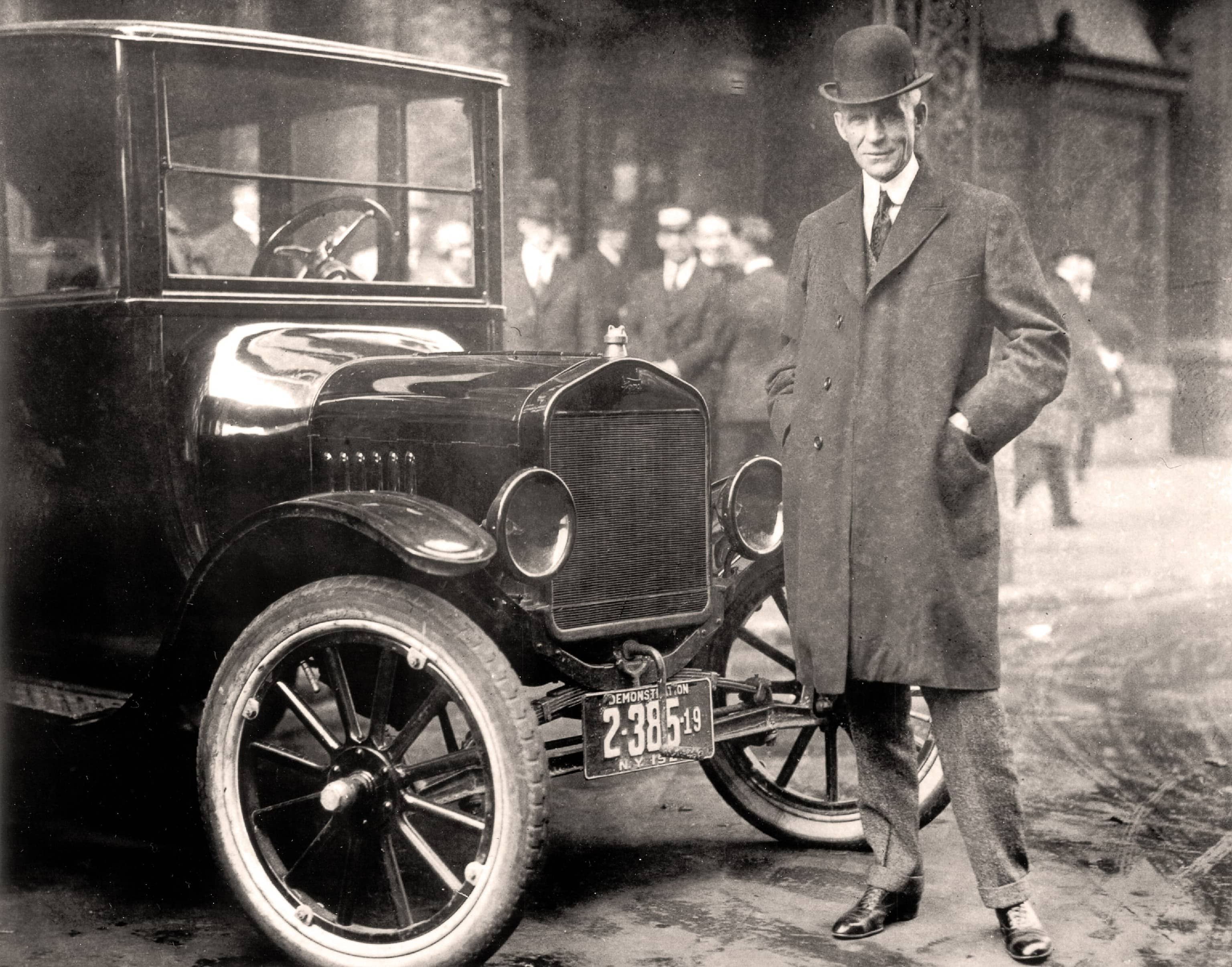 Henry Ford, em uma foto de 1921 ao lado do Ford Model T (Wikimedia Commons)