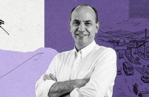 A imagem mostra Fernando Simões, CEO da Simpar sorrindo e atrás dele uma colagem em tons de lilás com um desenho no estilo sketch de uma rodovia